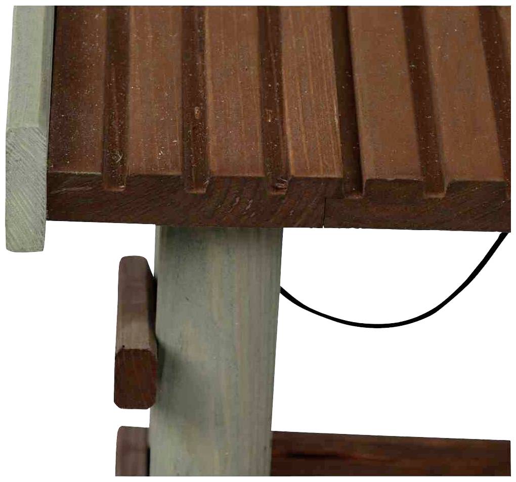 Holztisch mit brauner, geriffelter Oberfläche und grauen Beinen. Struktur und Balkenelemente sichtbar; Fokus auf Tischdesign.