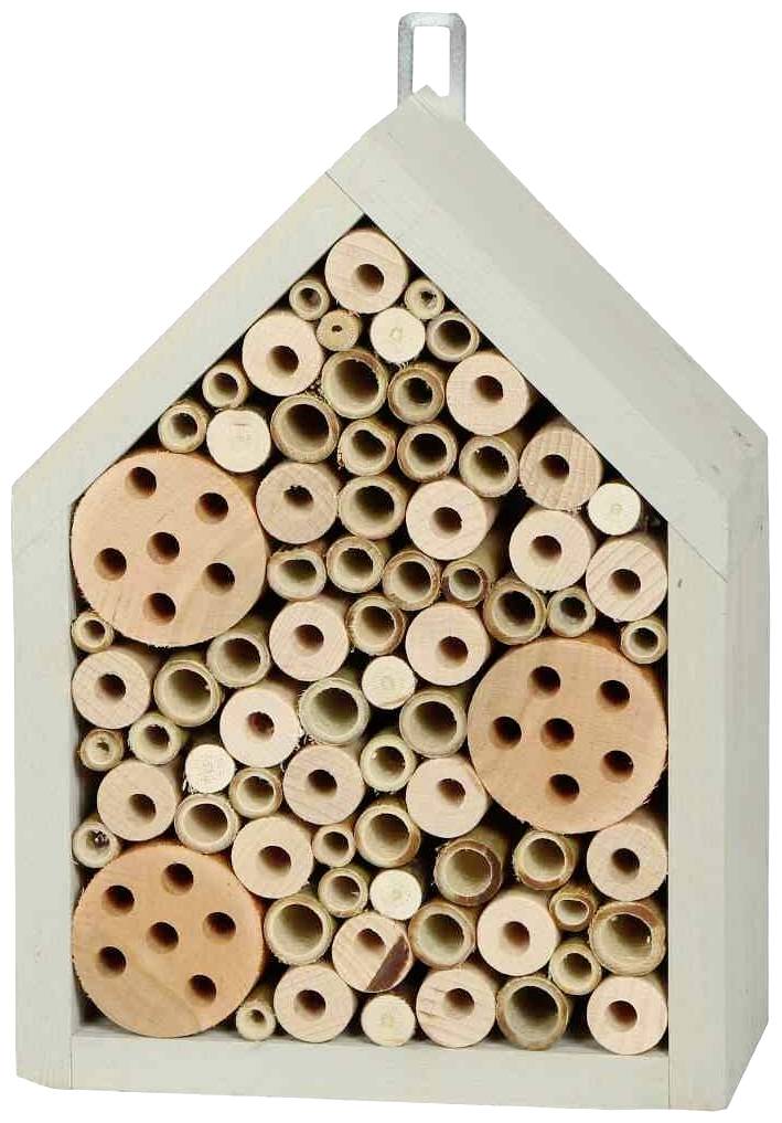 Ein Insektenhotel aus Holz mit verschiedenen Röhren und Löchern, die als Unterschlupf für Bienen dienen.