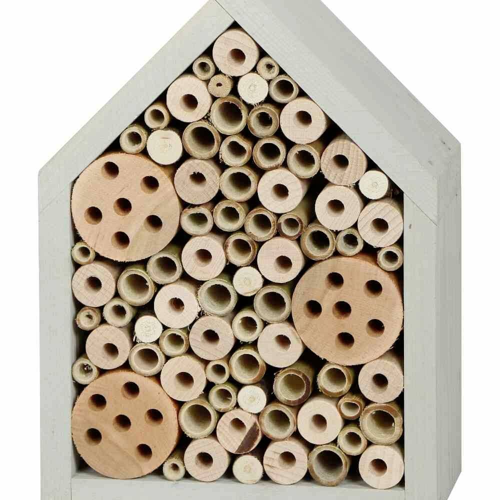 Insektenhotel aus Holz und Bambus, bestehend aus Röhren und Löchern in einer Hausform, zur Unterstützung von Wildbienen und anderen Insekten.