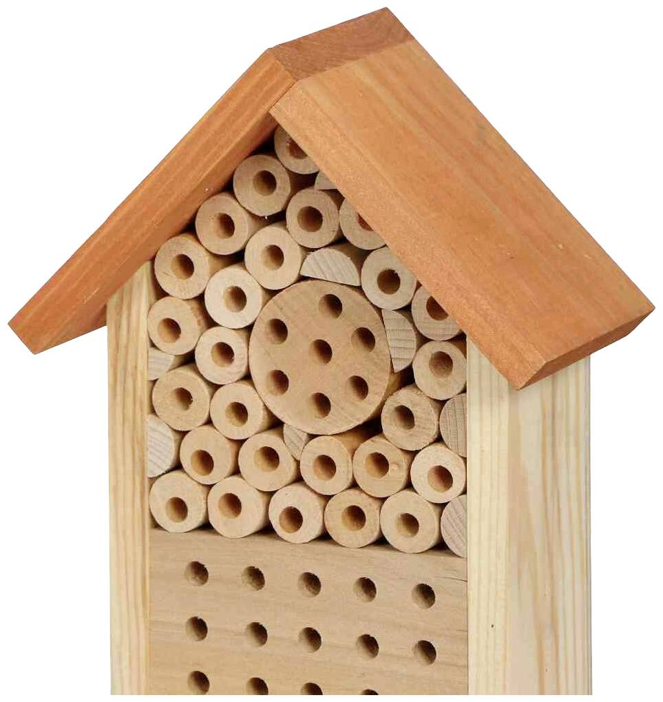 Ein Holz-Insektenhotel mit einem Giebeldach, bestehend aus mehreren hohlen Röhren unterschiedlicher Größe, geeignet für Nützlinge.