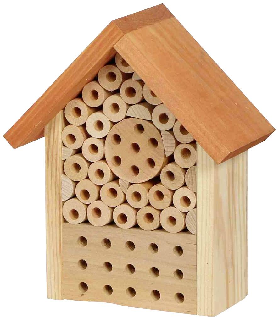 Ein hölzernes Insektenhotel mit röhrenförmigen Öffnungen in verschiedenen Größen, gestaltet für Bienen und andere Nutzinsekten.