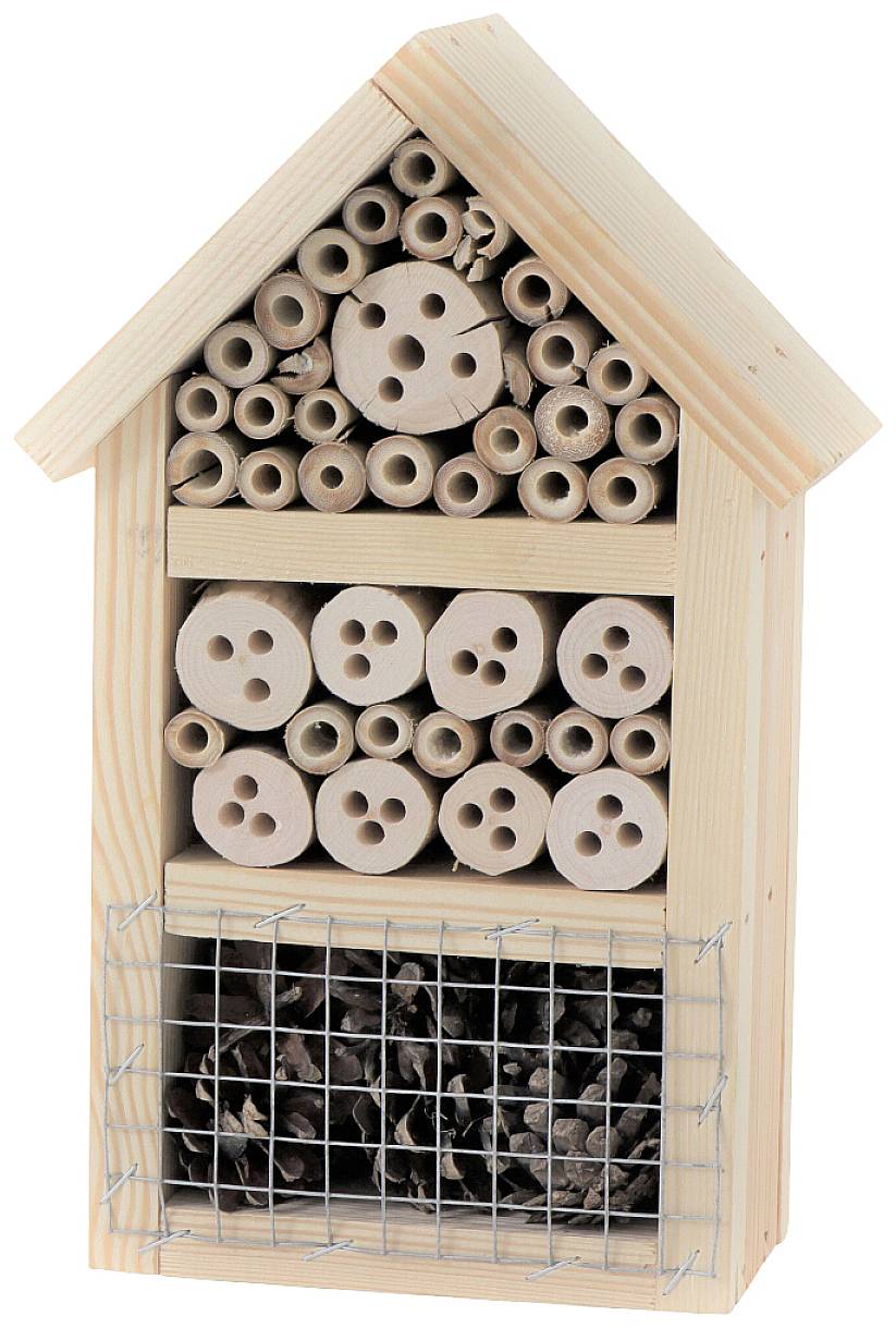 Ein hölzernes Insektenhotel mit verschiedenen Röhren und Pinienzapfen, ideal zur Förderung der Artenvielfalt im Garten.