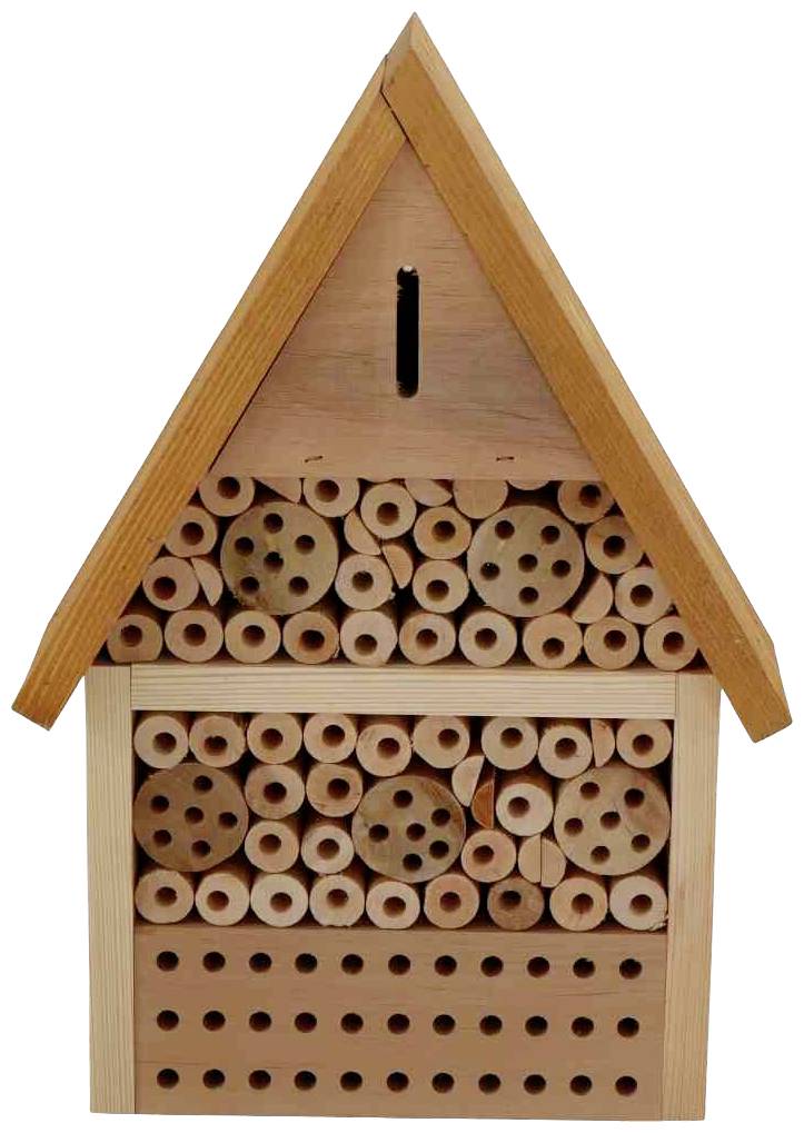 Holzinsektenhotel mit mehreren Schichten aus gebohrten Löchern und Hohlräumen, in einem dreieckigen Dachdesign für Nistplätze.
