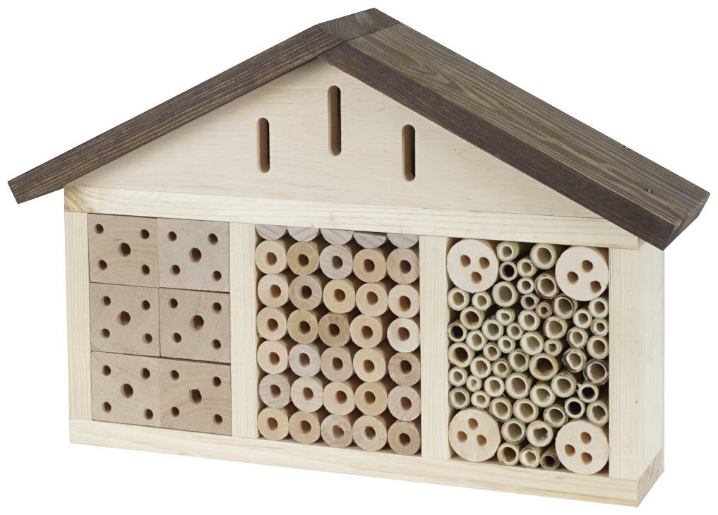Insektenhotel aus Holz mit verschiedenen Röhren und Löchern. Bietet Unterschlupf für Bienen und andere nützliche Insekten.