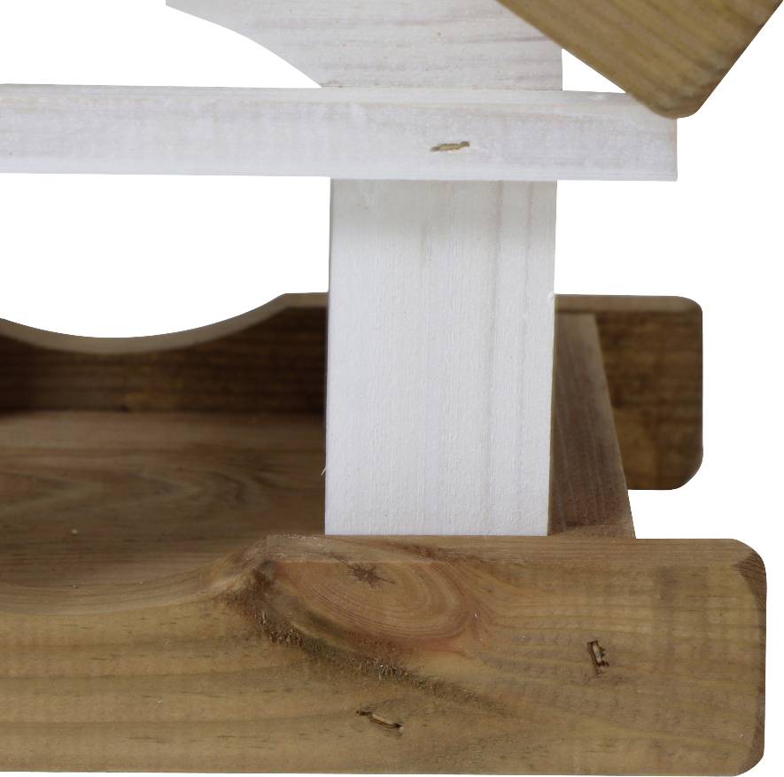 Ein kleines, hölzernes Vogelhaus mit einem Satteldach. Es zeigt die helle, unbehandelte Holzstruktur und ist leer.