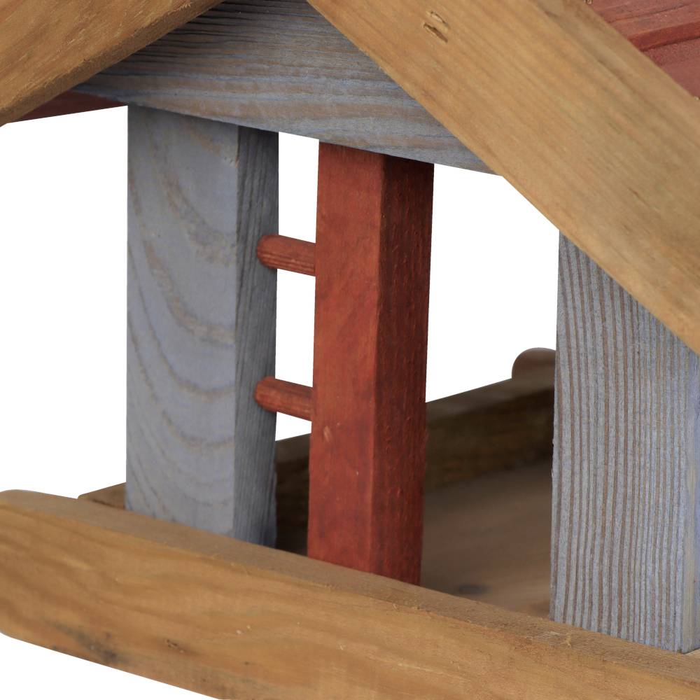 Ein Holzspielhaus mit blauen und roten Streben, geeignet für kreative Kinderspiele im Innen- oder Außenbereich.