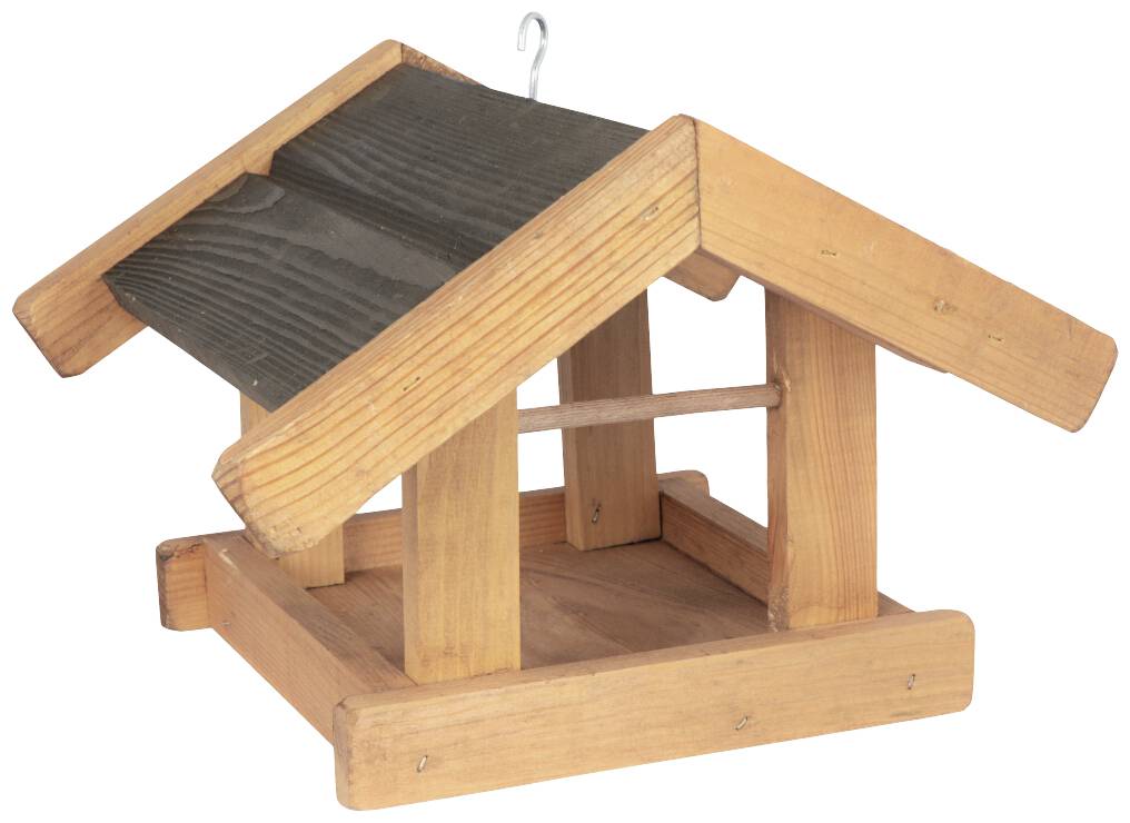 Holz-Vogelhaus mit schwarzem Dach und stabilem Rahmen, hängend an einem Haken. Geeignet zum Füttern von Vögeln im Garten.
