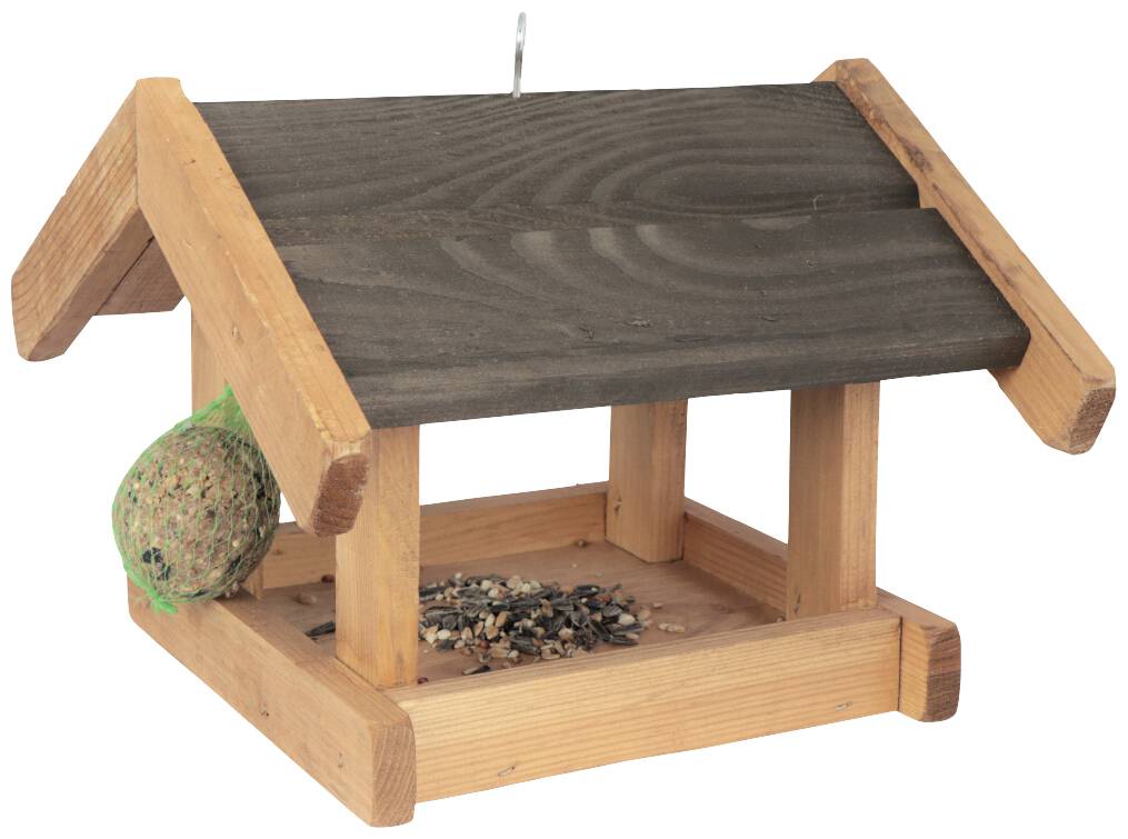Holzfutterhaus mit schwarzem Dach und Vogel-Futterkugel. Enthält gemischte Samen. Verwendet zur Vogelfütterung im Freien.