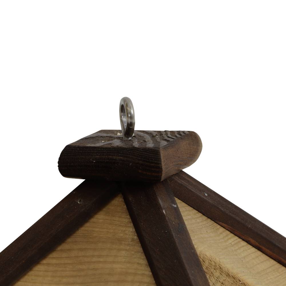 Holzpyramide mit Metallring oben zur Aufhängung. Die Pyramide hat eine natürliche Holzmaserung.