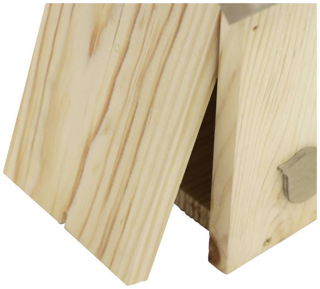 Blick auf eine hölzerne Struktur mit offener Tür oder Klappe, die einen dunkleren Innenraum zeigt. Geeignet für Vögel oder kleine Tiere.