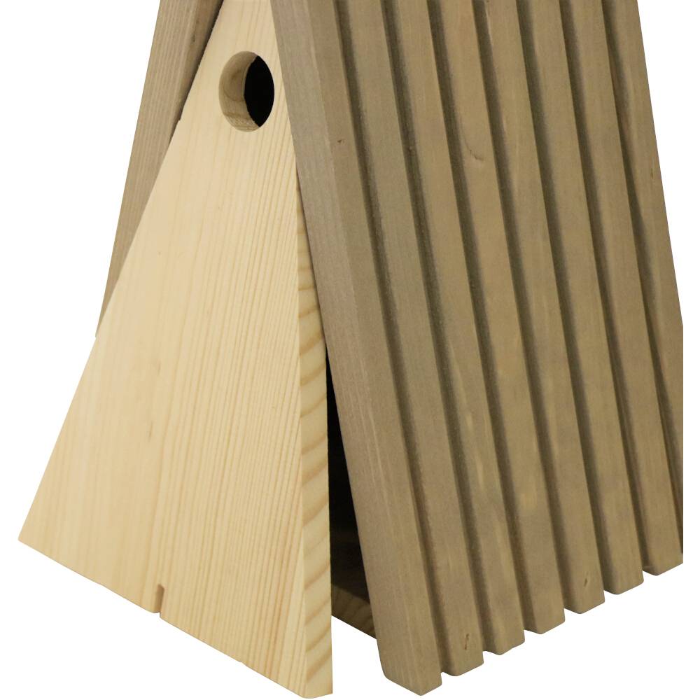 Holz-Vogelhaus in Form eines kleinen Hauses mit schrägem Dach, natürlichem Holz und moderner Struktur. Geeignet für Garten- oder Waldbereich.