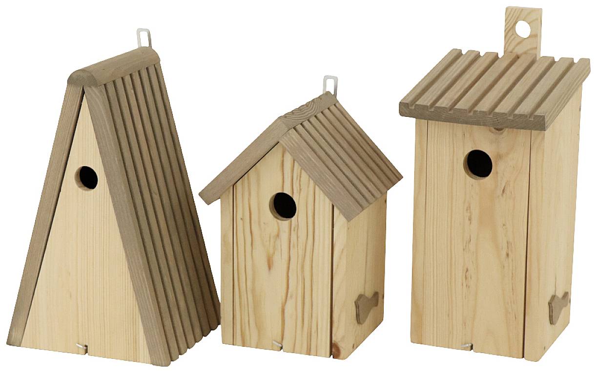 Drei verschiedene Holz-Nistkästen: ein dreieckiger, ein Haus-förmiger und ein rechteckiger, für Gartenvögel geeignet.