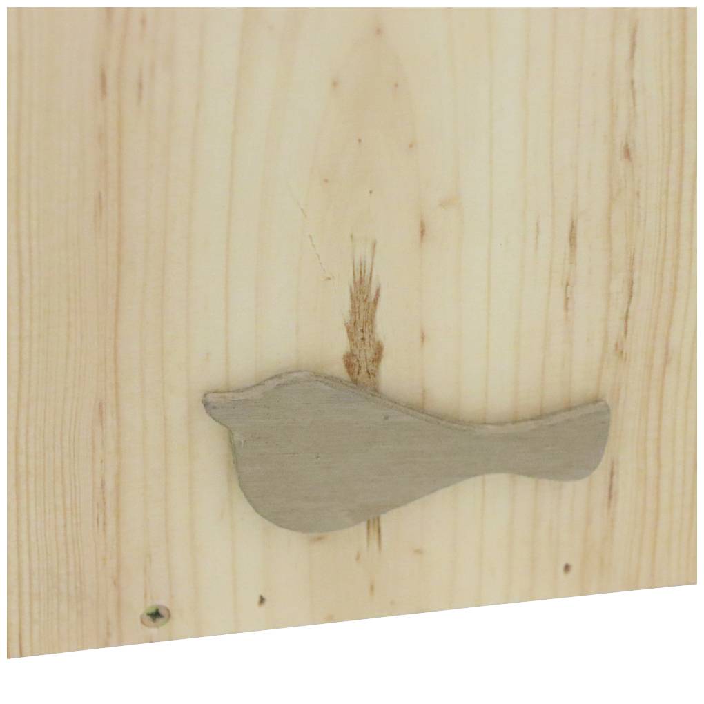 Holzplatte mit einem kleinen, ausgeschnittenen Vogelmotiv an der Vorderseite. Der Vogel ist zentral platziert und leicht erhaben.