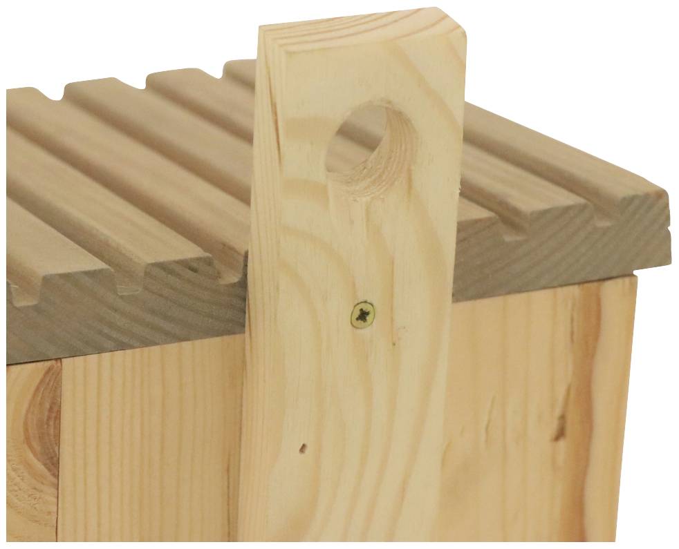 Ecke einer Holzkiste mit geriffeltem Deckel und einer Holzlatte, die senkrecht daran befestigt ist. Ein Schraubenkopf ist sichtbar.