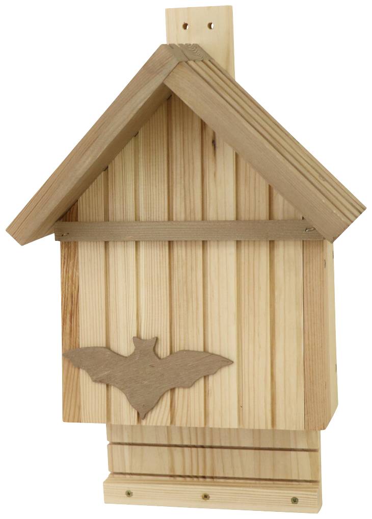 Ein hölzernes Fledermaushaus mit Satteldach und Fledermausmotiv an der Vorderseite, zum Aufhängen auf einer Wand vorbereitet.