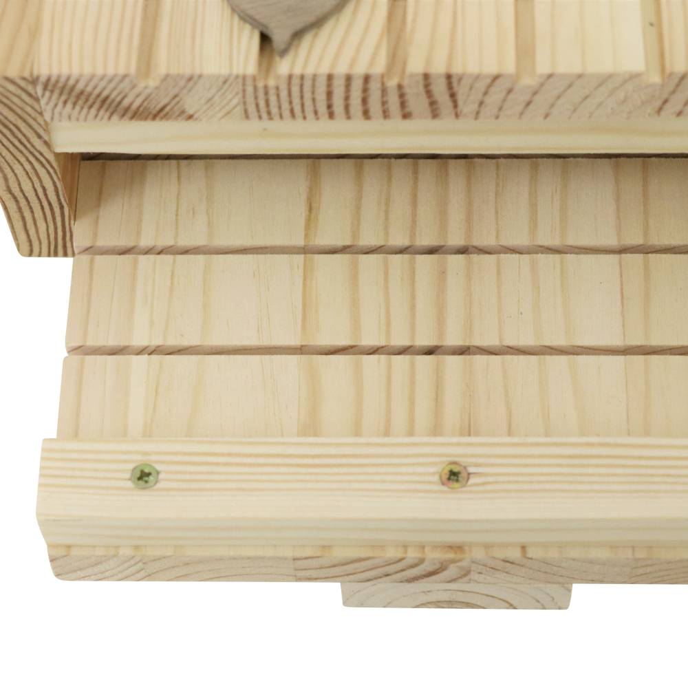 Holzregal mit horizontalen Lamellen, naturbelassene Oberfläche. Oben hängt ein dekoratives Holzelement.