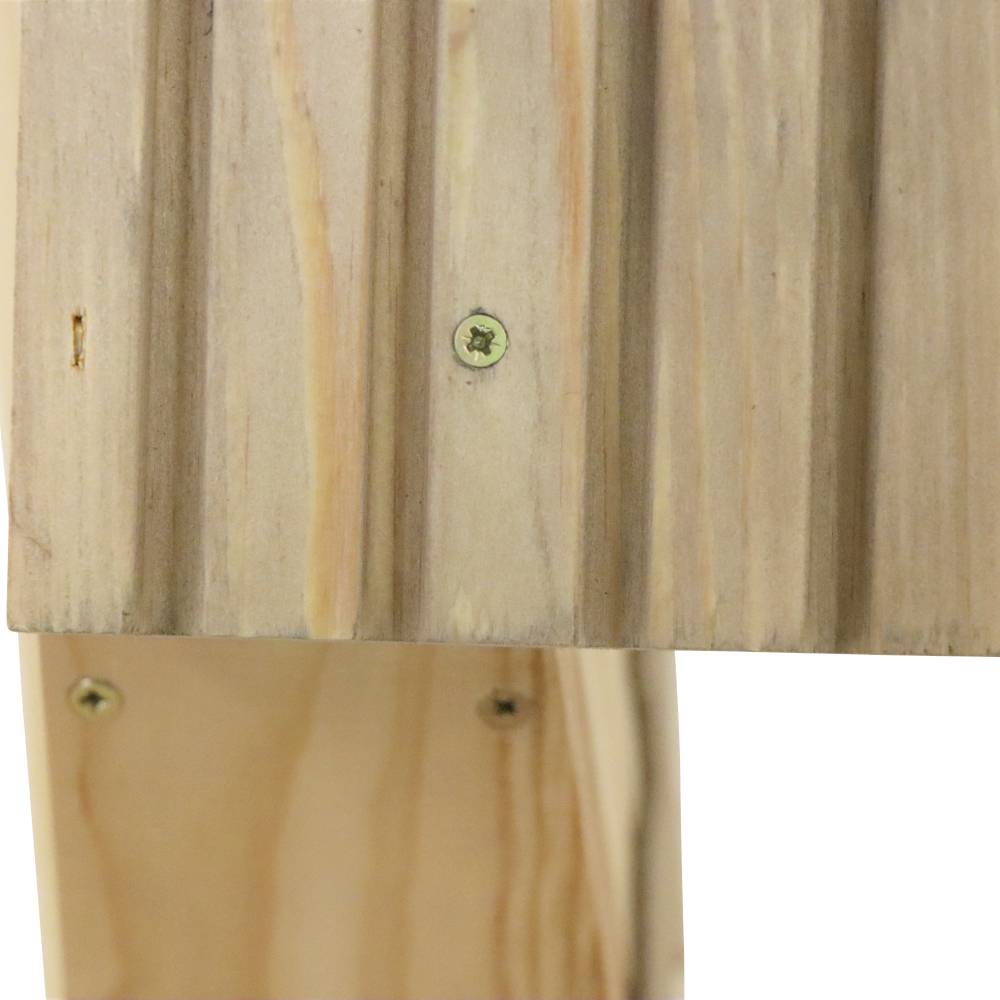 Holzbalkenkonstruktion mit sichtbaren Schrauben, die zwei Holzteile verbinden. Vertikale Kanten und klare Maserung erkennbar.