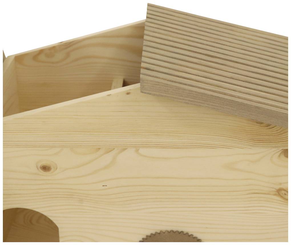 Holzspielzeug mit abnehmbarem Dach, das an ein kleines Haus erinnert. Es zeigt natürliche Holzmaserung und einfache Konstruktion.