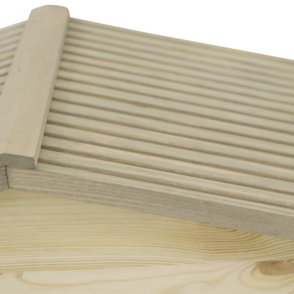 Holzwaschbrett mit Rippen. Oberfläche leicht geneigt. Helles, unbehandeltes Holz. Verwendet für manuelles Waschen von Kleidung.
