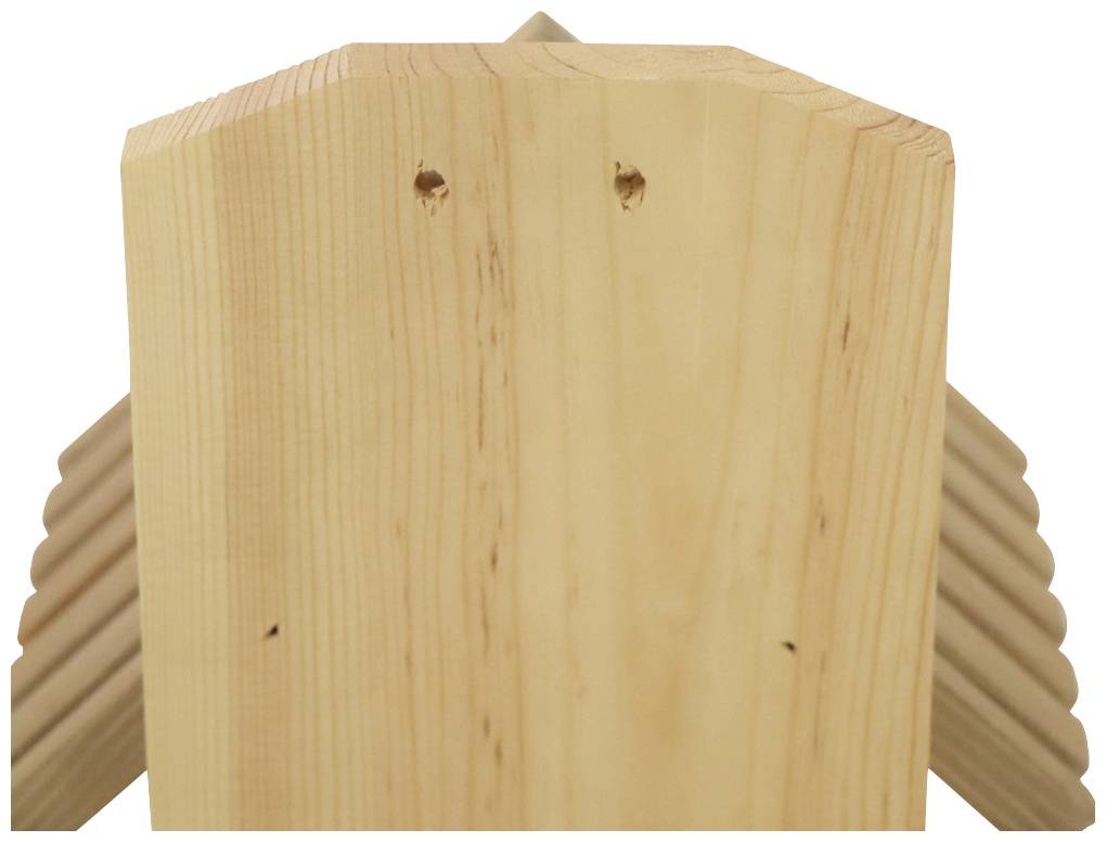 Holzstück in der Form eines Daches, mit zwei sichtbaren Löchern und geriffelten Kanten an den Seiten, auf weißem Hintergrund.