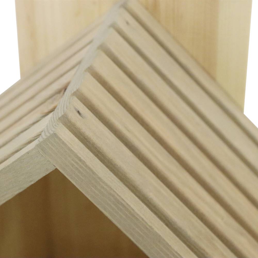 Nahaufnahme eines präzise gearbeiteten Holzverbindungsstücks in rechtwinkliger Anordnung, das stabile Handwerkskunst demonstriert.