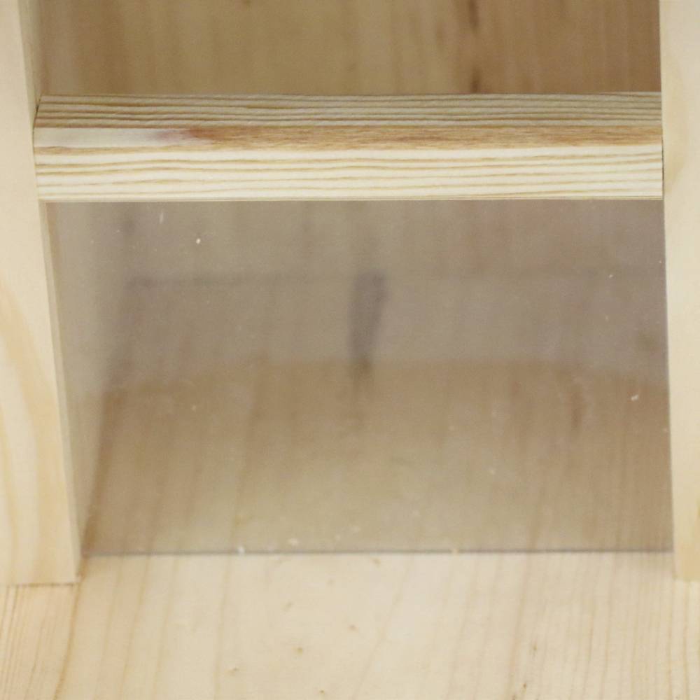 Ein leeres Regal aus hellem Holz mit zwei Einlegeböden.