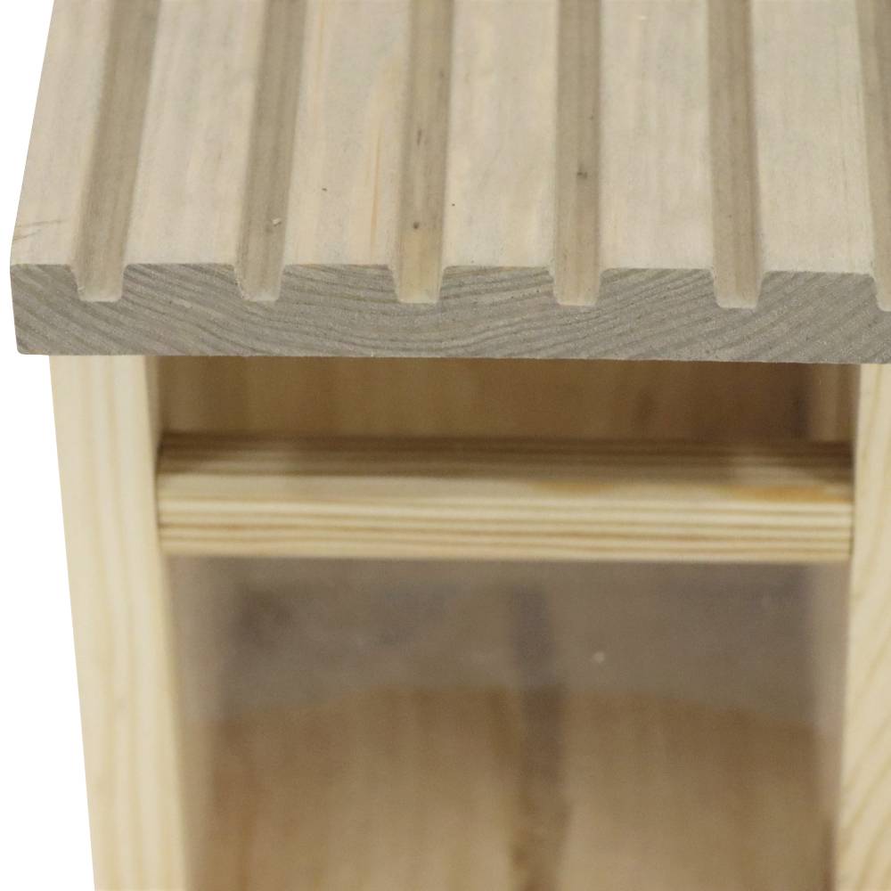Ein Nistkasten mit einem gerillten Holzdeckel und transparenten Seiten, um Vögel beim Nisten zu beobachten. Ideal für den Garten.