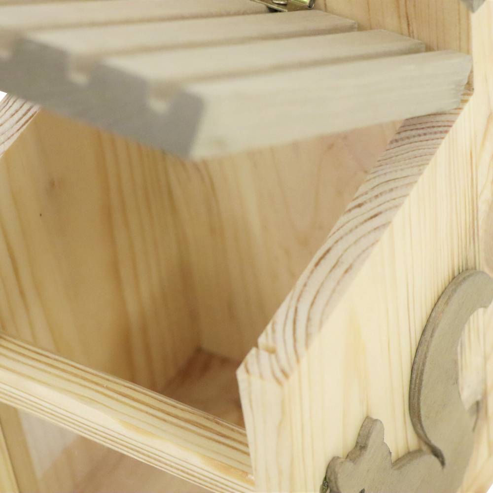 Holzkonstruktion mit schrägem Dach und Regalböden, möglicherweise ein kleines Regal oder Dekorationsgegenstand.