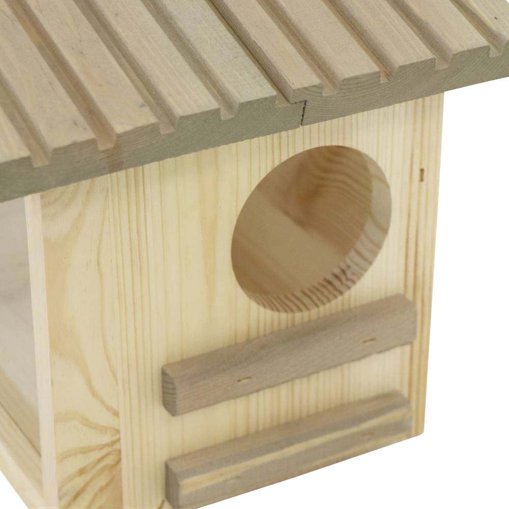 Ein einfacher, rechteckiger Nistkasten aus Holz mit einem runden Einflugloch und zwei Sitzstangen an der Vorderseite.