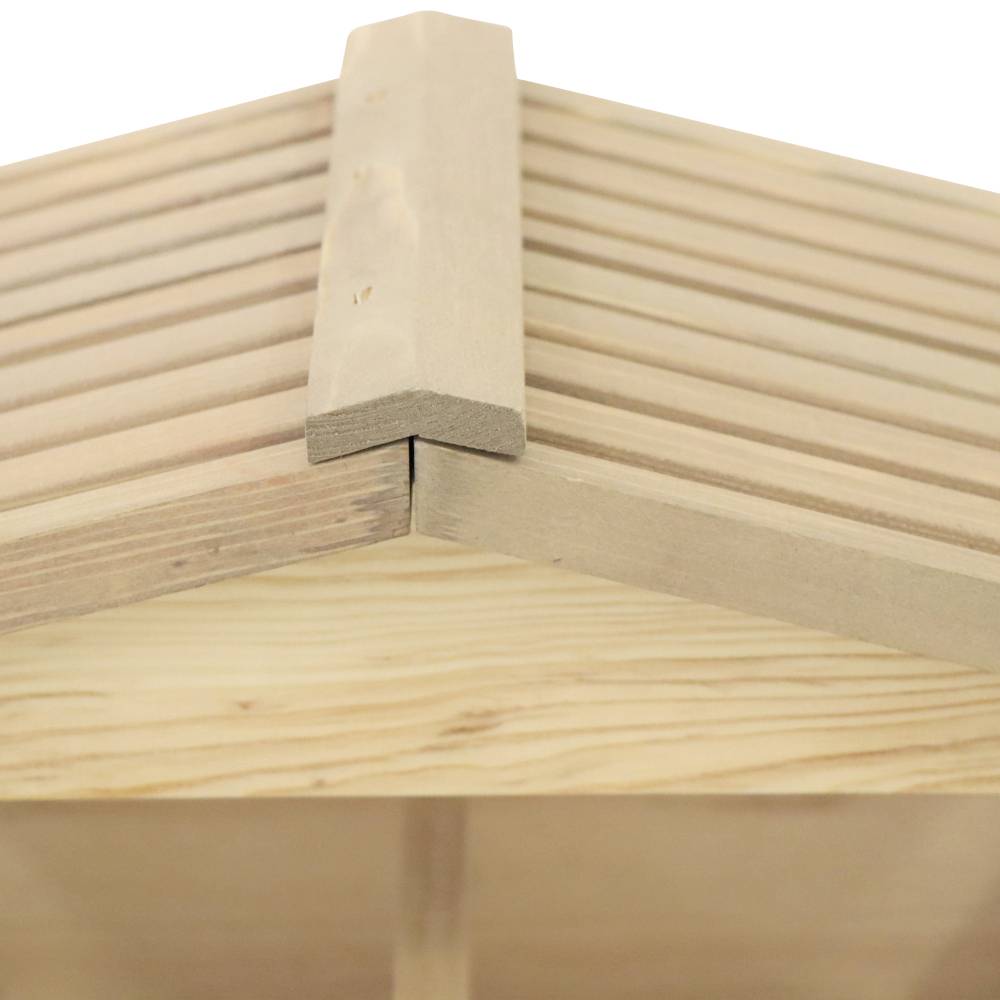 Holzdach mit diagonalen Latten auf einer Holzkiste, zeigt robuste Handwerkskunst.