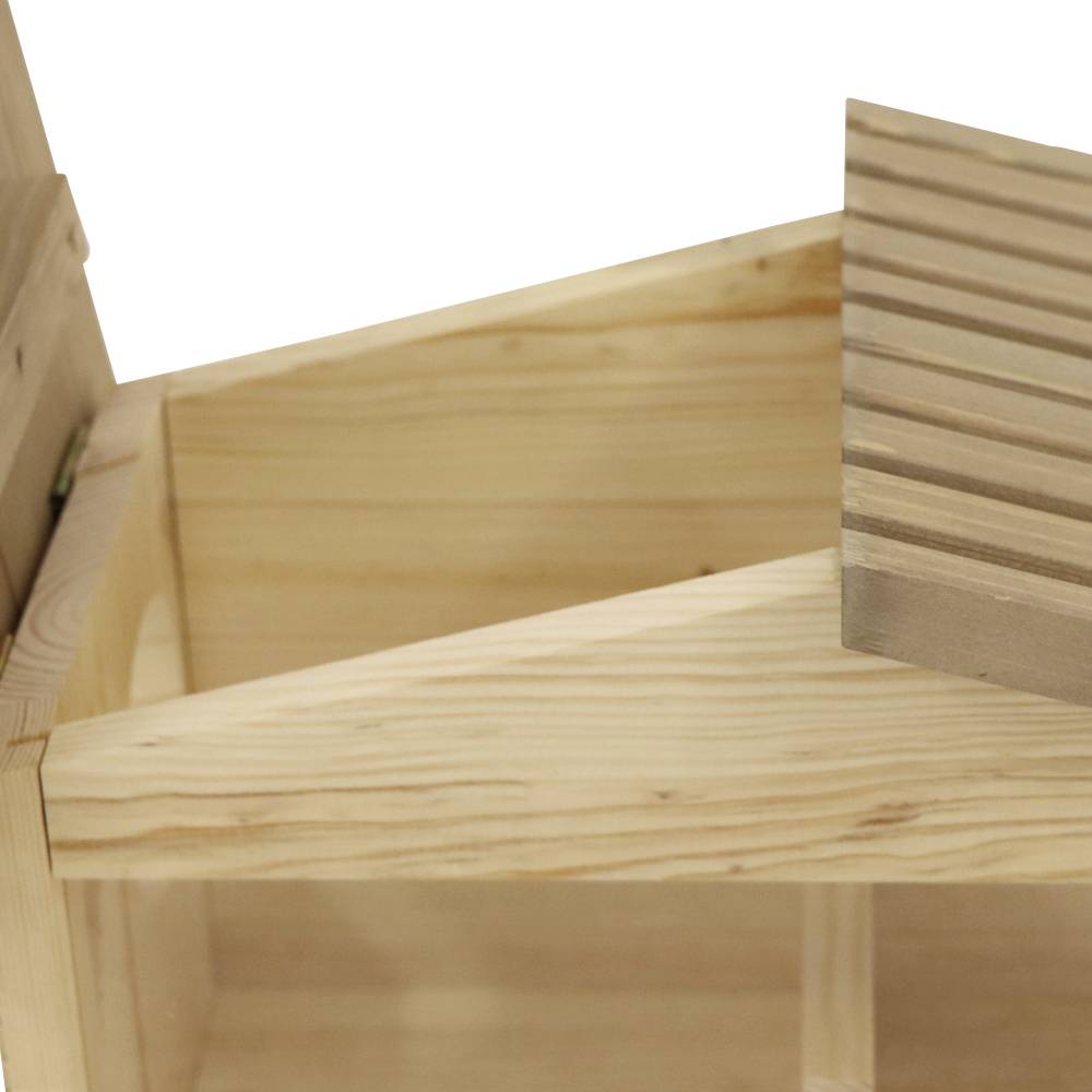 Holzkiste aus hellem Holz mit aufklappbarem Deckel, seitlich geöffnet, zeigt leeren Innenraum.