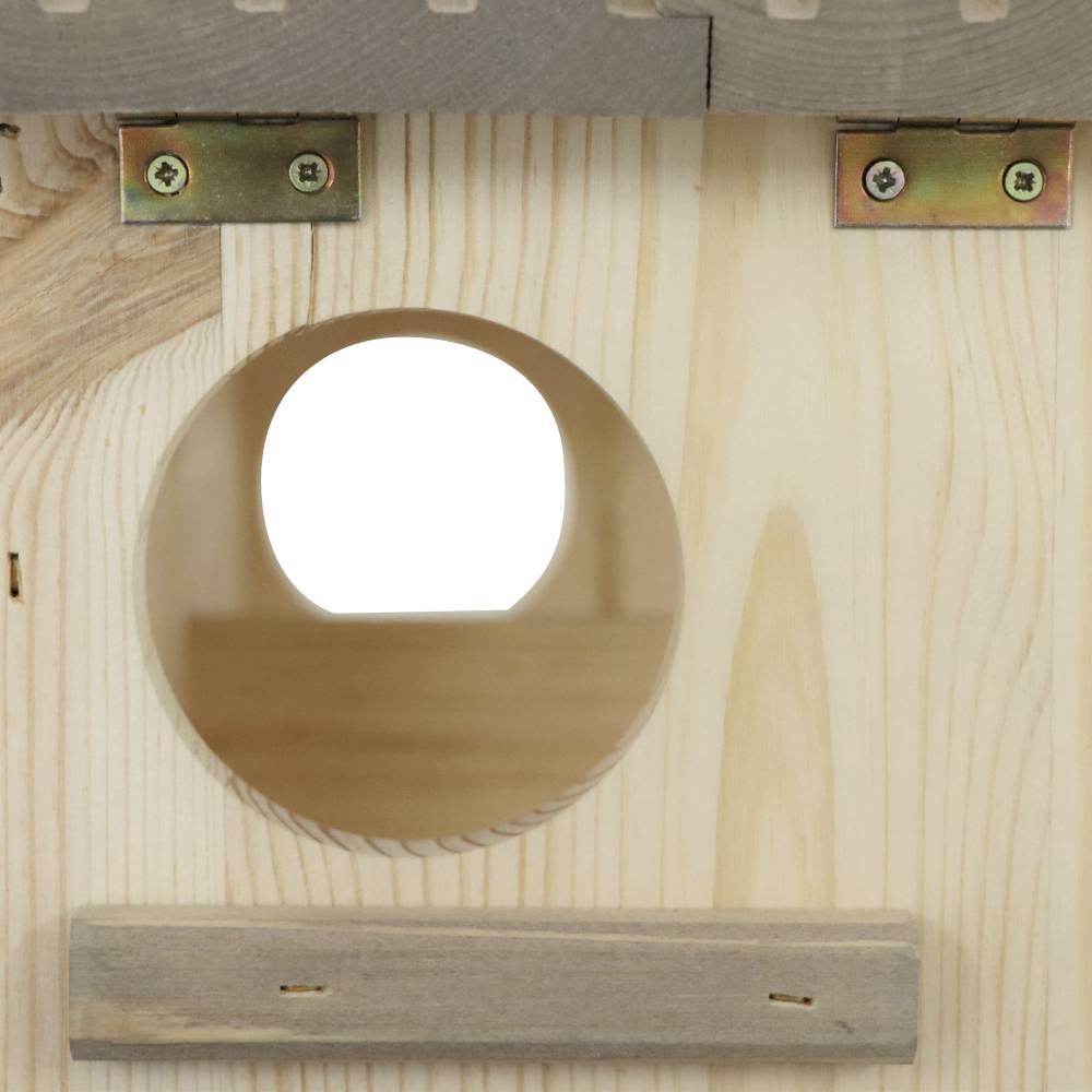 Ein Holzbrett mit runder Öffnung in der Mitte, verstärkt durch Metallschienen.