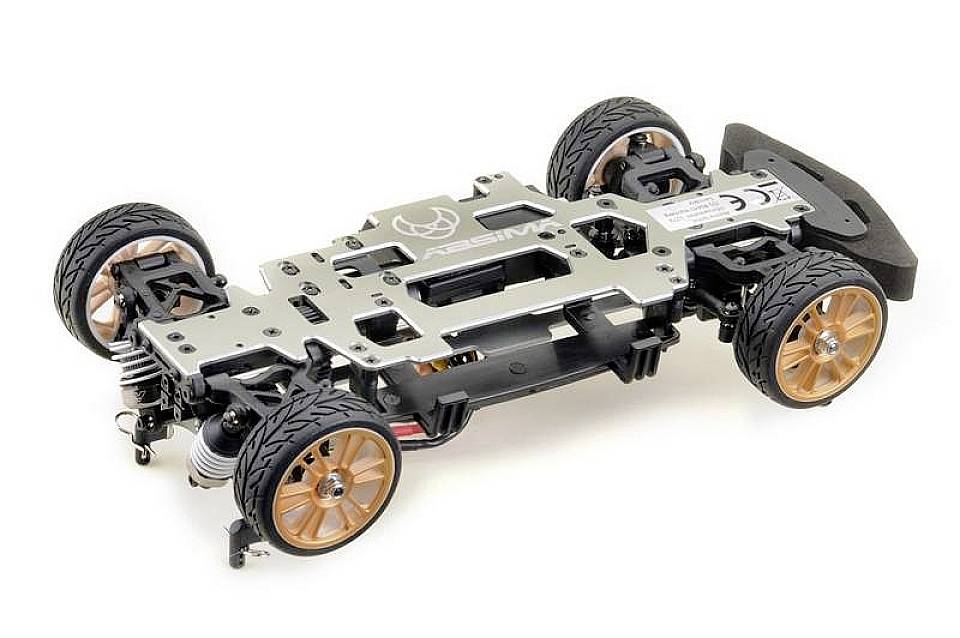 RC-Autochassis mit Aluminiumrahmen und vergoldeten Felgen, zeigt Details der Radaufhängung und Fahrwerkskonstruktion.