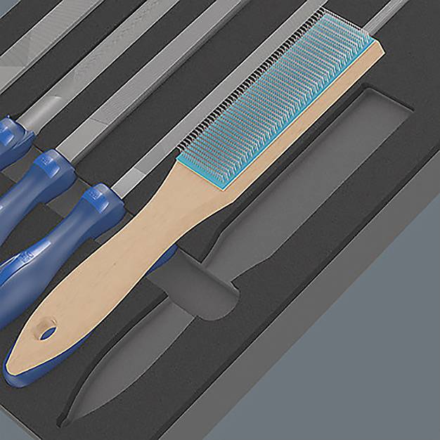 Ein Set aus vier Metallfeilen mit blauen Griffen und einer Holzgriff-Bürste, ordentlich auf einem schwarzen Schaumstoffunterlag angeordnet.