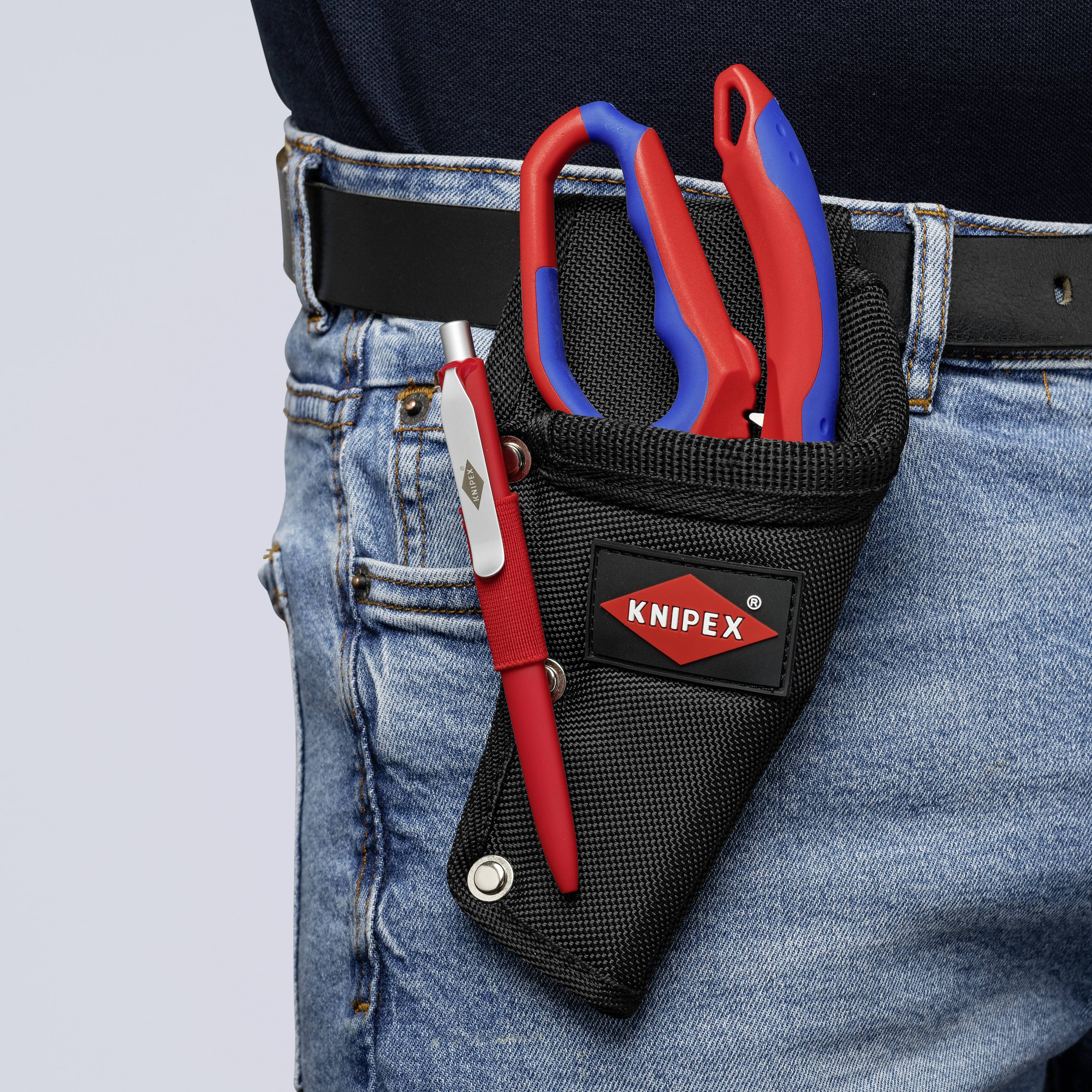Eine Person trägt eine Jeans mit einem Gürtel. Am Gürtel hängt eine Tasche mit roten und blauen Zangen und einem roten Stift.