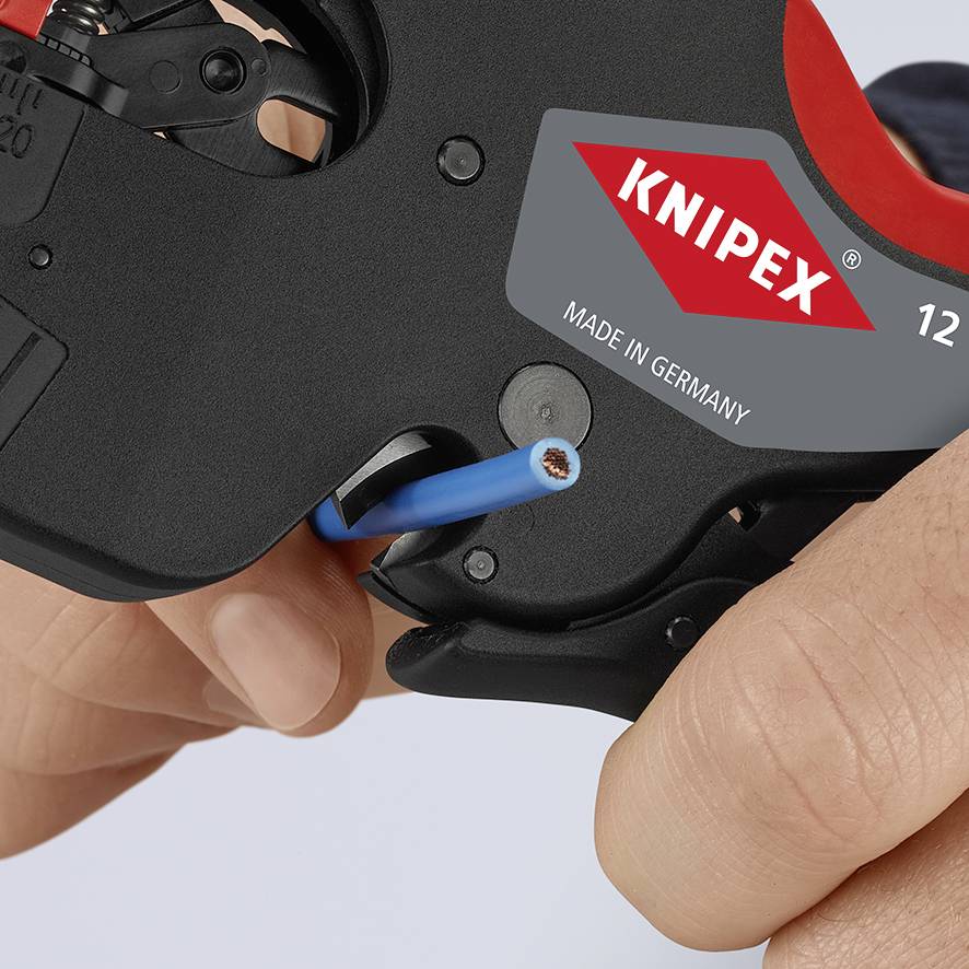 Nahaufnahme einer Hand, die mit einem Knipex-Werkzeug blaues Kabel bearbeitet. 'Made in Germany' auf dem Werkzeug sichtbar.