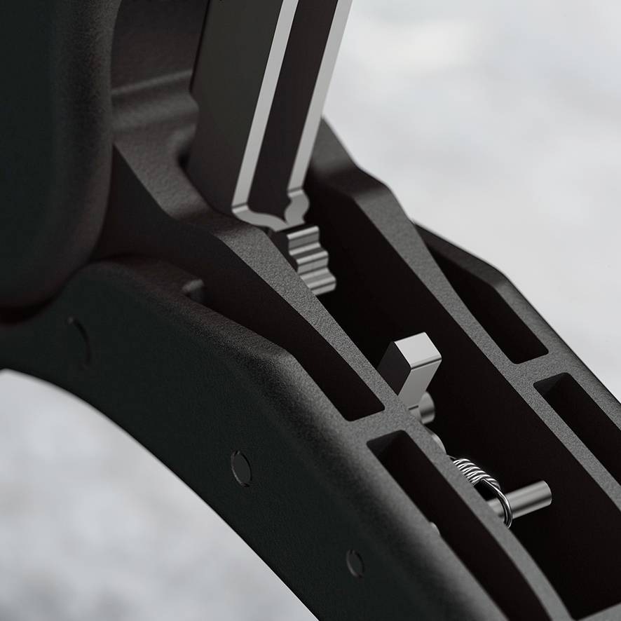 Nahaufnahme eines metallischen Mechanismus, der Teil eines komplexen Geräts sein könnte. Fokus auf präzise gearbeitete Teile und Zahnräder.