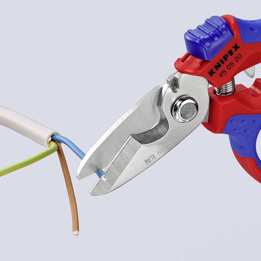 Eine blaue und rote Zange schneidet ein mehradriges Kabel. Die Klinge ist aus Edelstahl, auf der Zange ist 'KNIPEX 95 05 20' zu sehen.