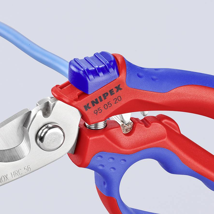 Elektrikerzange mit rotem und blauem Griff schneidet ein blaues Kabel. Aufschrift 'Knipex' auf dem Griff.