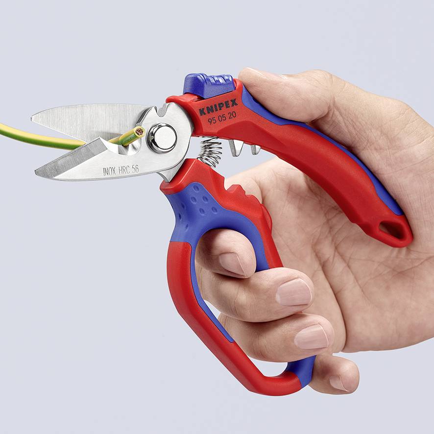 Eine Hand hält eine blaue und rote Multifunktionszange, schneidet ein gelbes Kabel. Die Zange trägt die Aufschrift 'Knipex'.