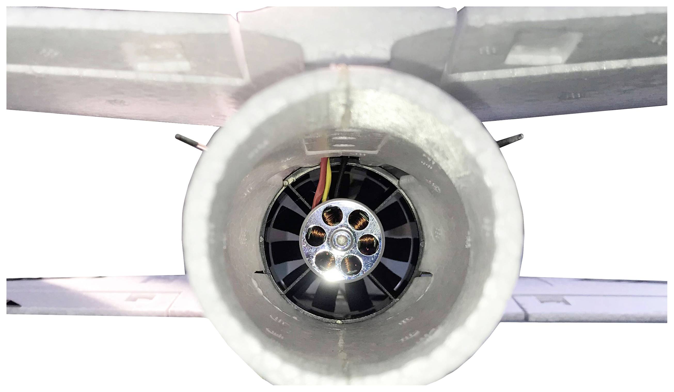 Ein Modellflugzeug, fotografiert von hinten, zeigt das Heck und das Triebwerk des Flugzeugs.