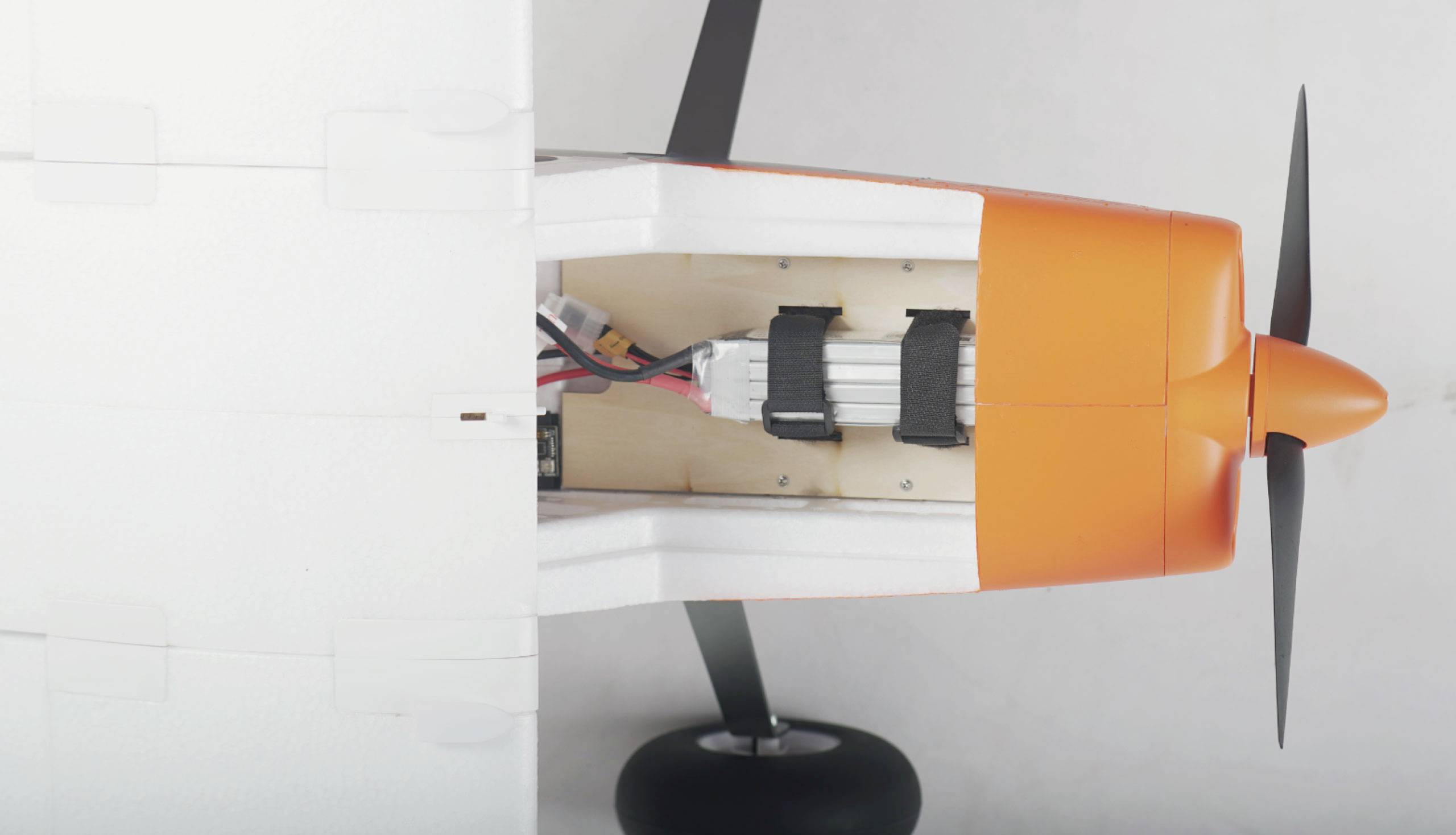 Amewi AMXPlanes Tasman Weiß, Orange, Grau RC Modellflugzeug PNP 1500mm