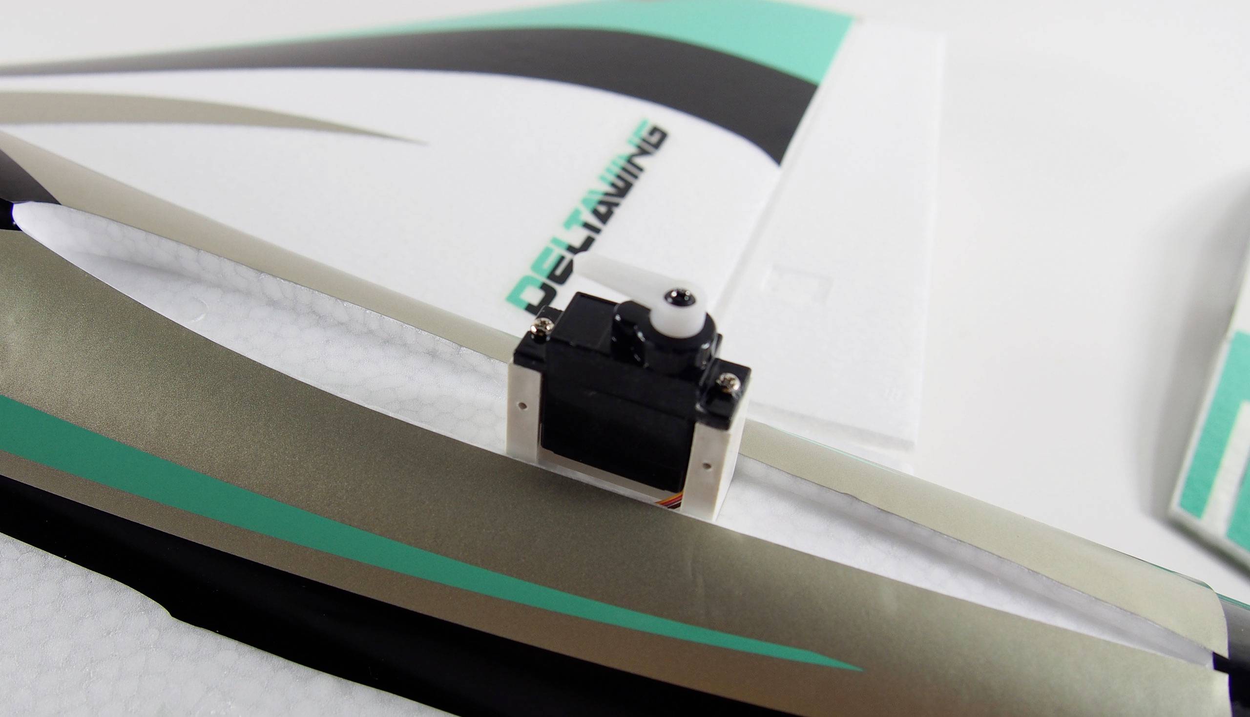 Amewi AMXFlight Delta Wing Schwarz, Türkis, Gold RC Jetmodell PNP 550mm