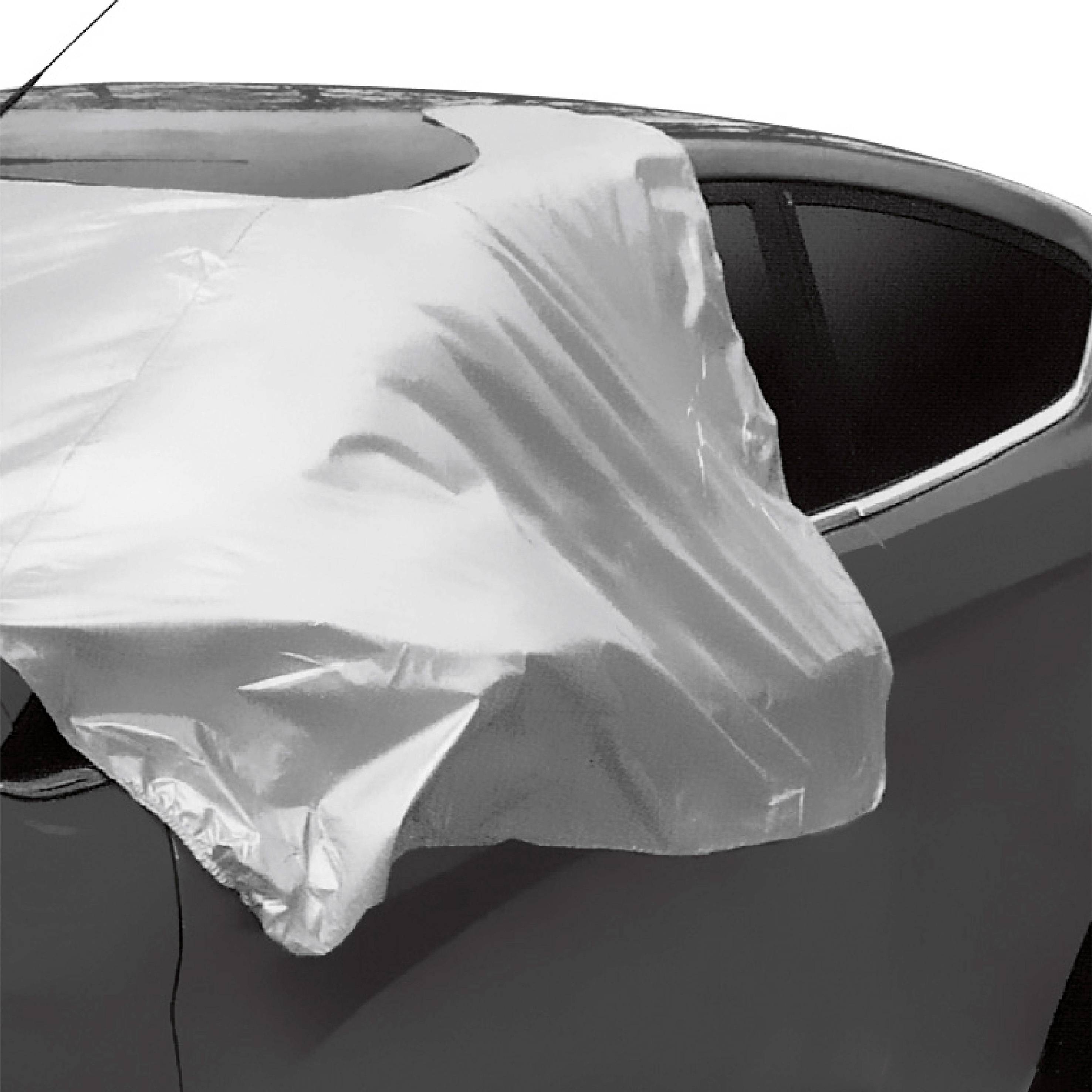 Auto mit geöffneter Seitenairbag, der aus der Tür herausragt. Der Airbag ist in einem aufgeblasenen Zustand zu sehen.