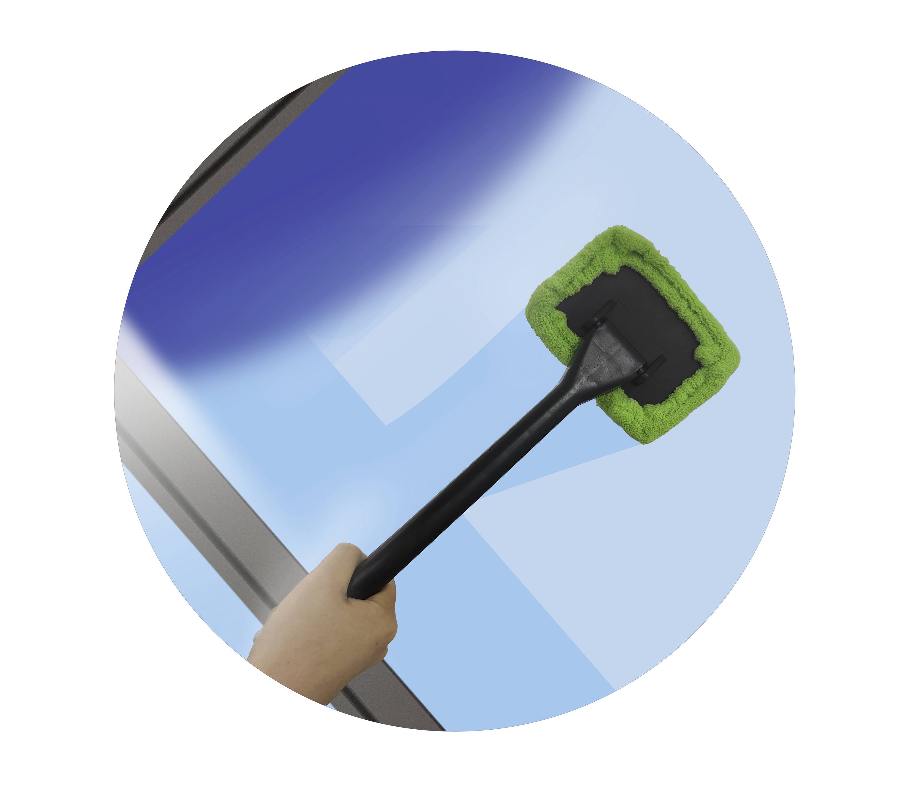 Eine Hand reinigt ein Fenster mit einem grünen Wischmopp, blauer Himmel im Hintergrund.