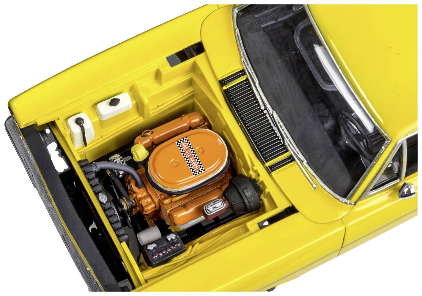 Gelber Oldtimer mit offenem Motorhaube zeigt einen gut erhaltenen, orangefarbenen Motor.