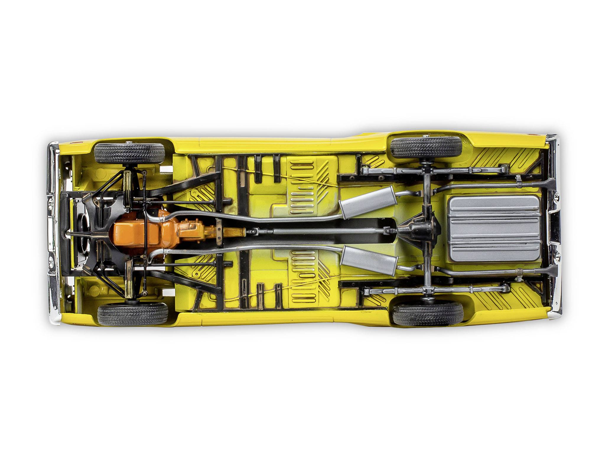 Darstellung der Unterseite eines gelben Autos, zeigt Fahrwerk, Räder und Auspuffanlage. Konstruktionsdetails und Bauteile gut sichtbar.