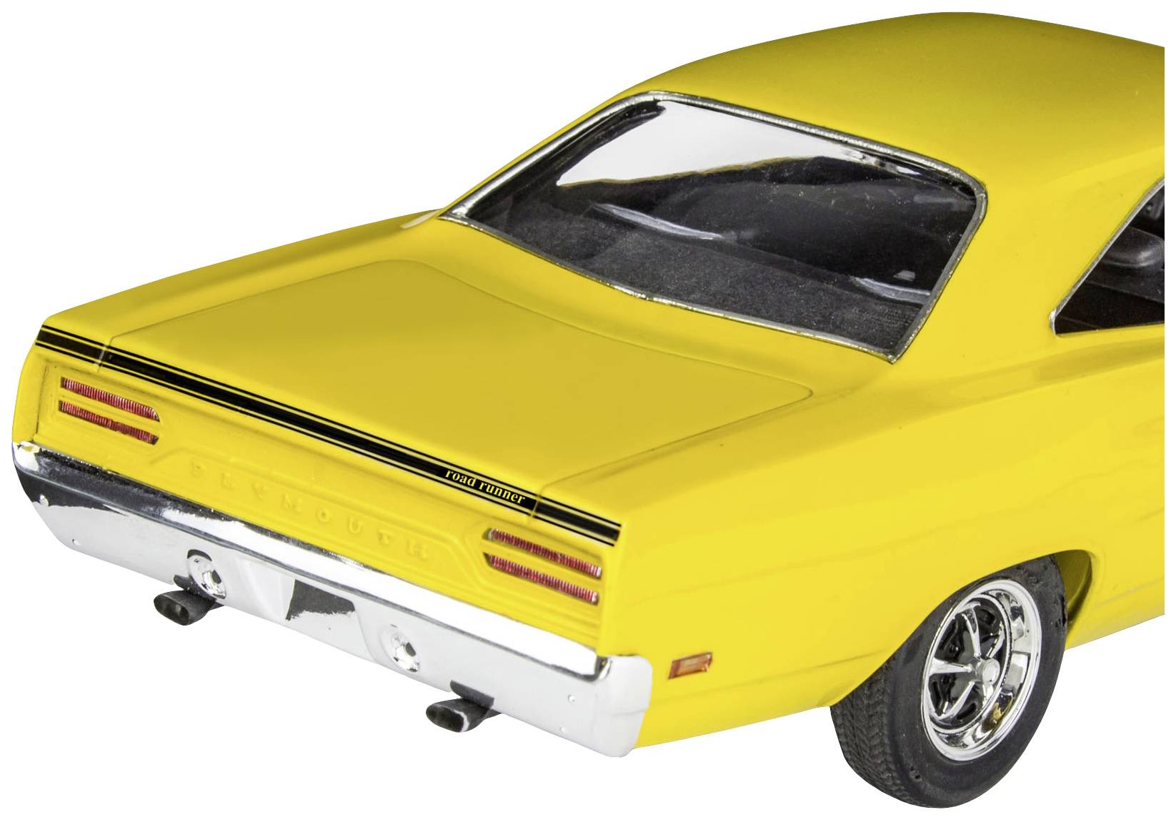 Ein gelbes Modellauto von hinten, mit glänzendem Lack und verchromten Stoßfängern, geparkt auf einer neutralen Oberfläche.