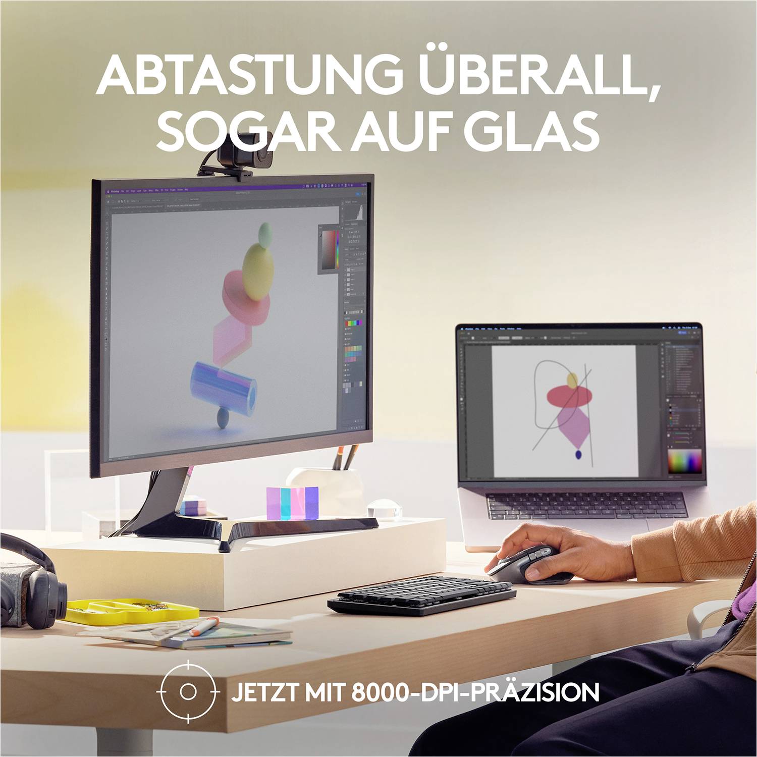 Zwei Monitore auf einem Schreibtisch zeigen bunte 3D-Grafiken. Text auf dem Bild: 'Abtastung überall, sogar auf Glas'.
