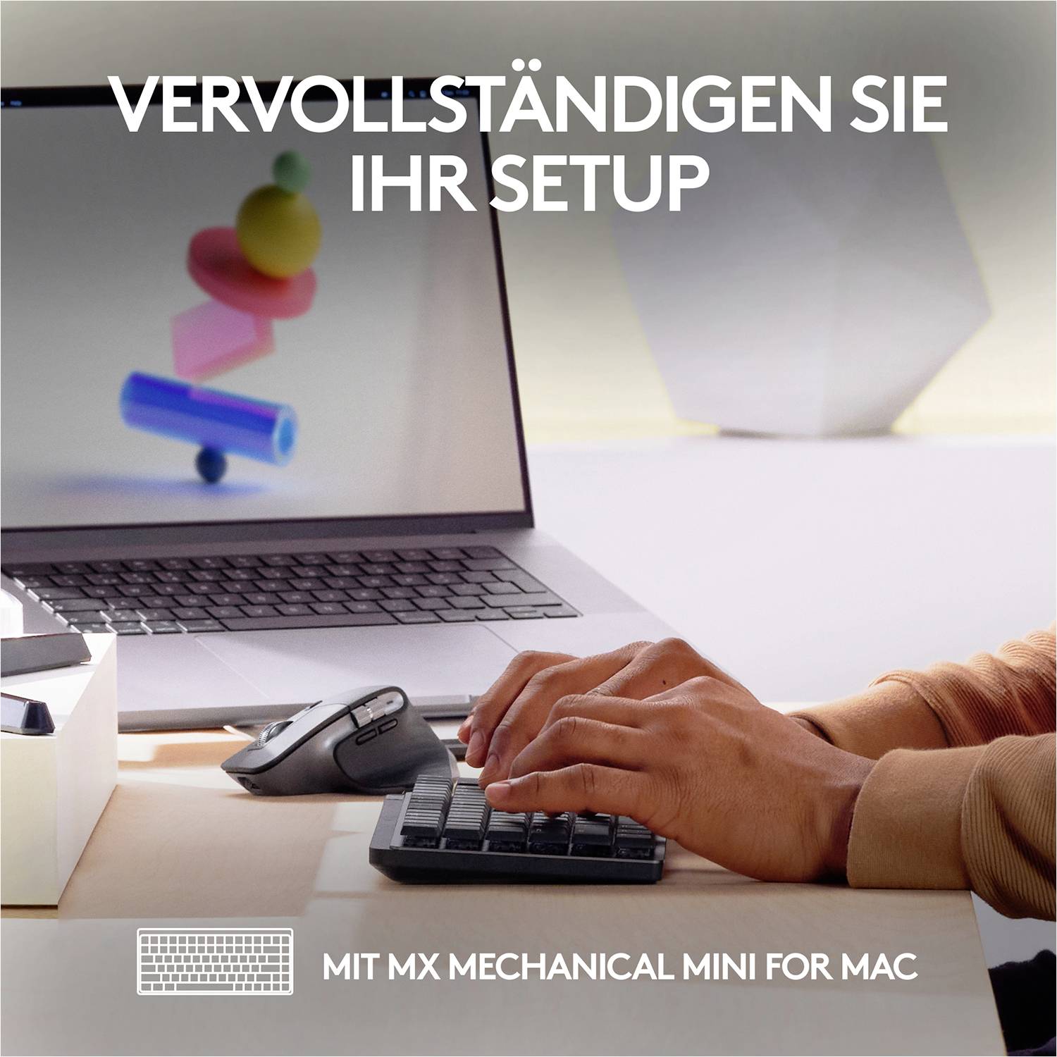 Eine Person tippt auf einer Tastatur am Schreibtisch. Text: 'Vervollständigen Sie Ihr Setup mit MX Mechanical Mini für Mac.'